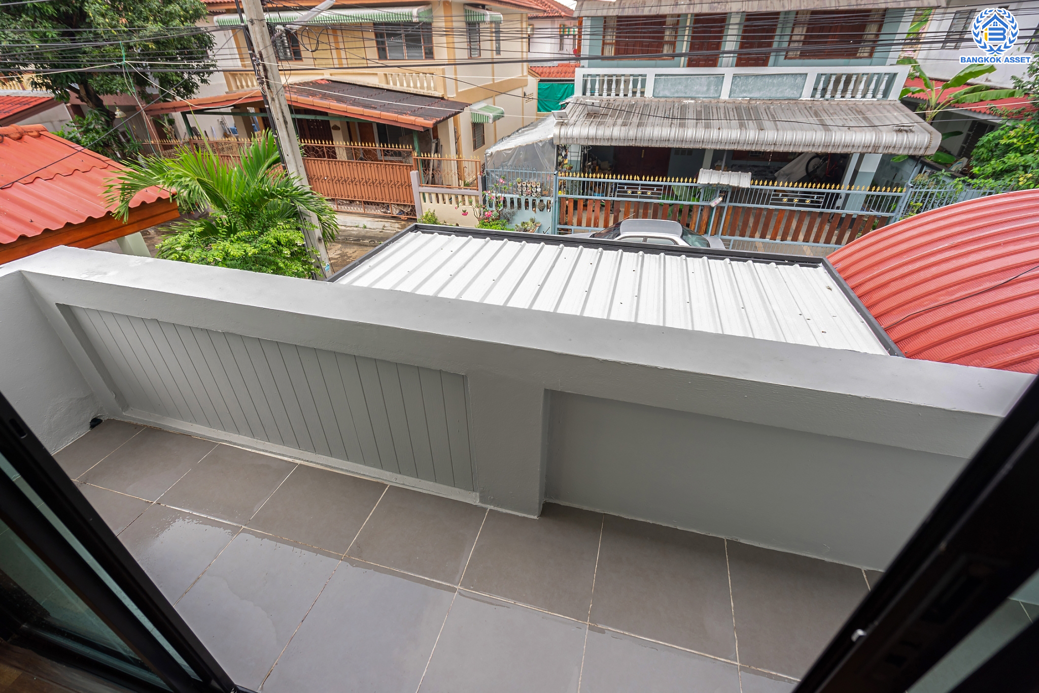 บ้านมืองสองตกแต่งใหม่ ม.พระปิ่น 2 บรมราชชนนี บ้านพร้อมอยู่ หลังใหญ่ บนเนื้อที่ 25.6 ตร.ว. ฟังก์ชัน 2 ห้องนอน 2 ห้องน้ำ 1 ที่จอดรถ บนทำเลศักยภาพ เดินทางสะดวก เชื่อมต่อถ.บรมราชชนนี, ถ.ศาลาธรรมสพ ใกล้ม.มหิดล และจุดขึ้นทางด่วน "ศรีรัช"